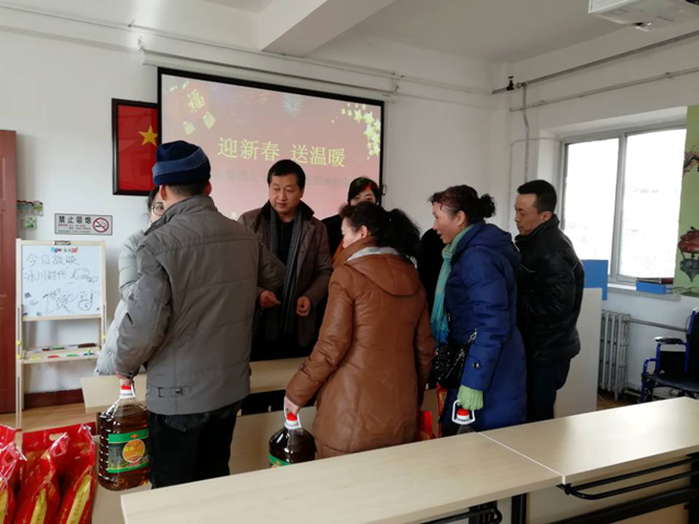 民建会员单位慰问草场街社区困难群众2_副本_副本.png