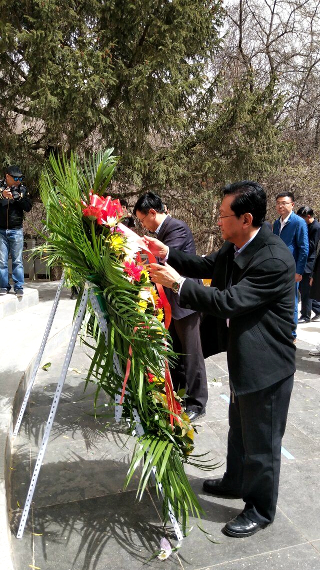 民建兰州市委和兰州市科协联合开展清明节前吊唁革命烈士活动2_副本.jpg