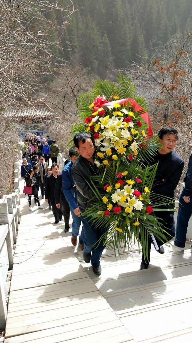 民建兰州市委和兰州市科协联合开展清明节前吊唁革命烈士活动1_副本.jpg