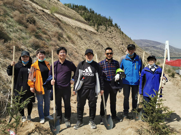西固区民建界别政协委员参加区政协义务植树活动 (2)_副本.png