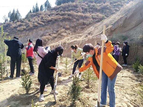 西固区民建界别政协委员参加区政协义务植树活动_副本.png